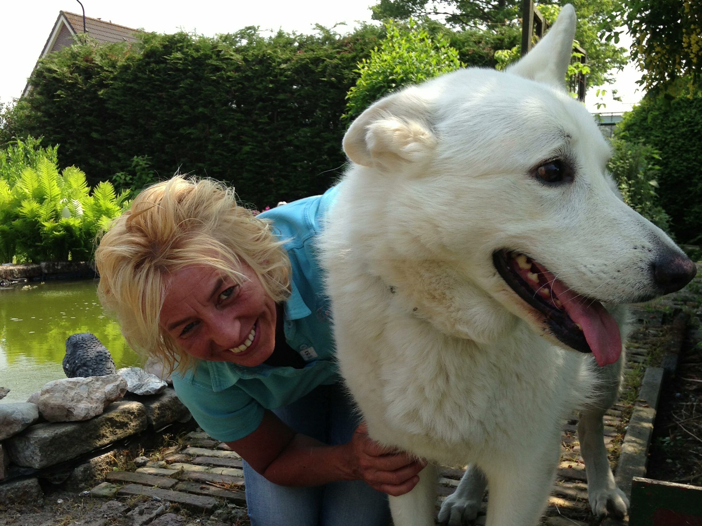 Yvonne samen met haar witte herder Boeddha